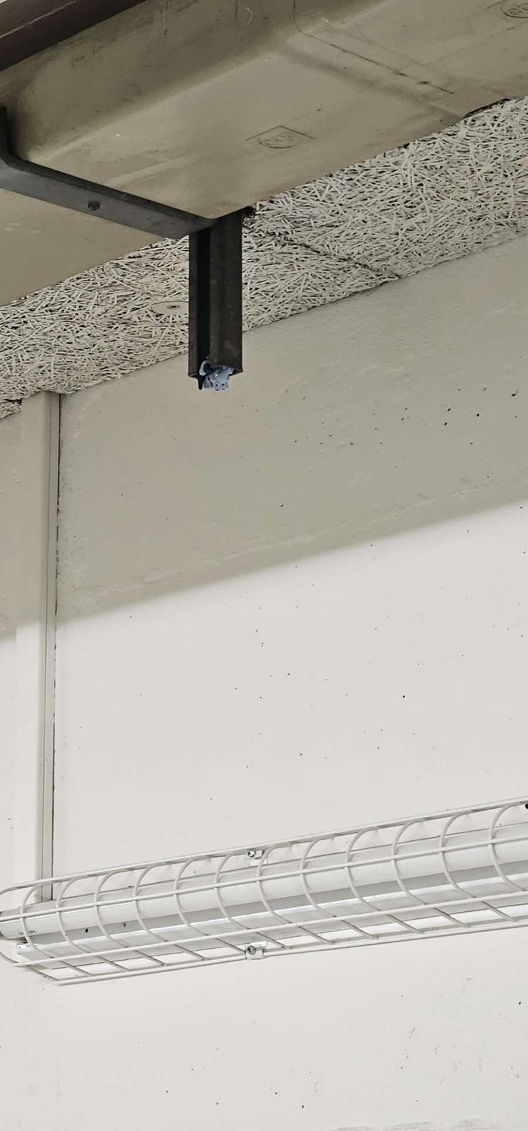 Ein Bild, das Kompositmaterial, Gebäude, Reihe, Wand enthält.

KI-generierte Inhalte können fehlerhaft sein.