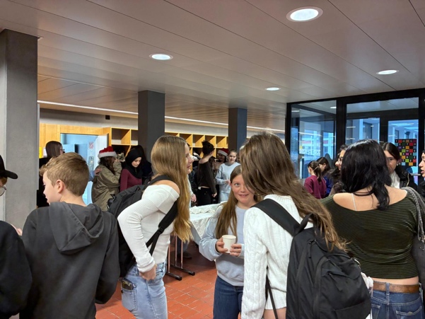 A group of people in a room

AI-generated content may be incorrect.