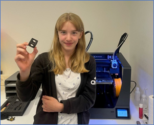 Schülerin vor dem 3D-Drucker