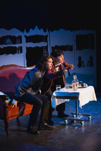 Algernon, der Londoner Dandy, verrät: „Hör zu. Das Entscheidende bei jeder Romanze ist die Ungewissheit!“