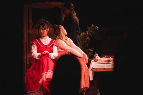 Gwendolen und Cecily, beide frisch verlobt mit (fake) Ernest, geraten sich in die Haare.