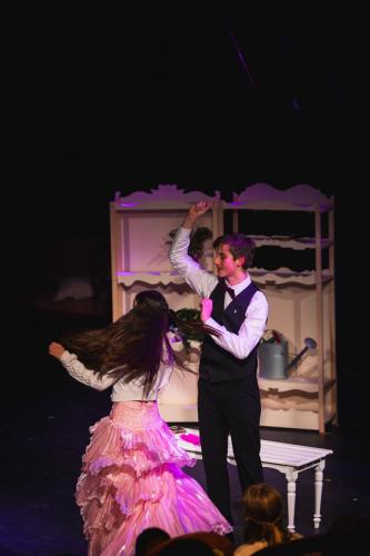 Verliebt, verlobt – und neu getauft? Algernon lernt unter falschem Namen die bezaubernde, schlagfertige Cecily kennen.