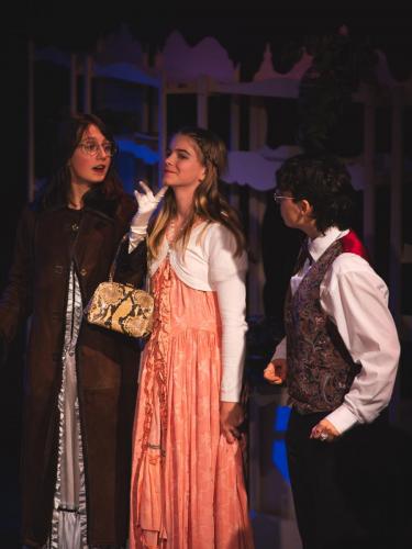 „Das Kinn ein bisschen höher, meine Liebe!“ Lady Bracknell dirigiert die Welt.