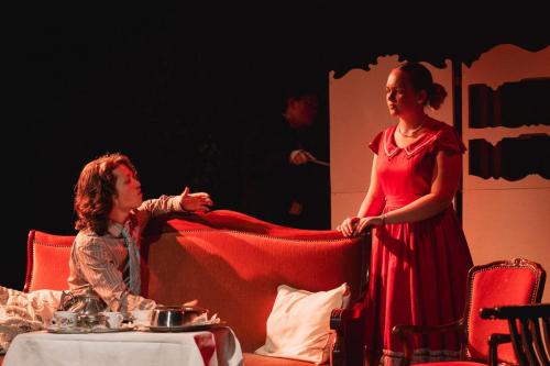 Jack und die unangenehmen Folgen seines Doppellebens: „Im Ernst, Gwendolen. Könntest du mich nicht lieben, wenn mein Name nicht Ernest wäre?“