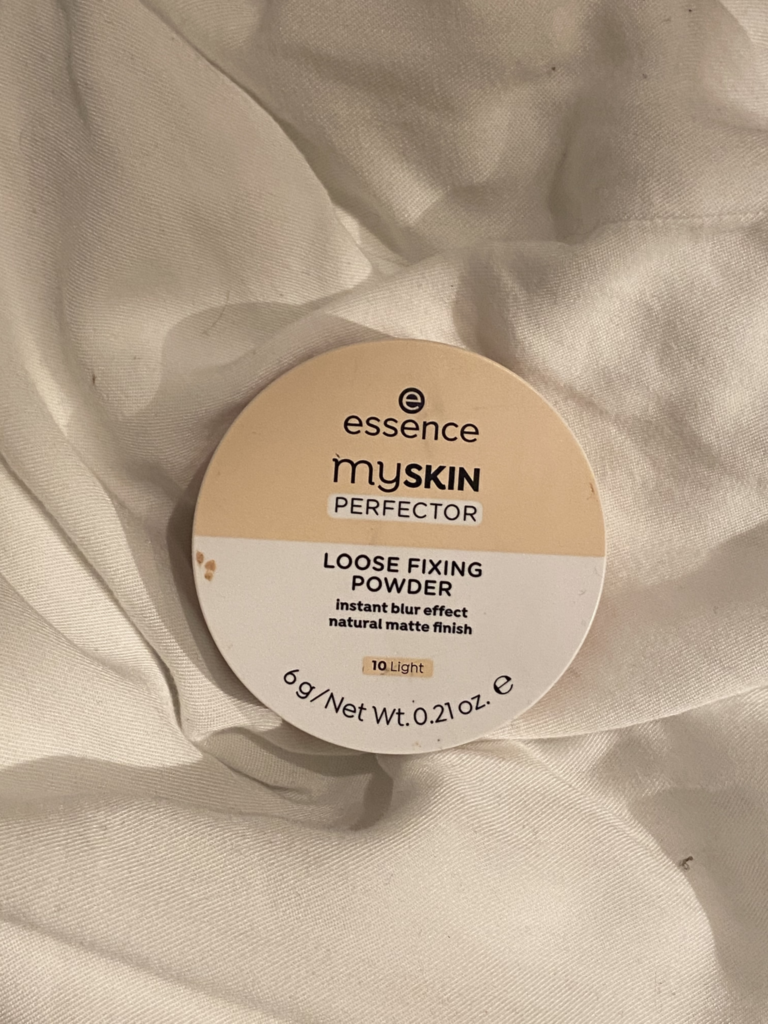 essence 
mUSKlN 
PERFECTOR 
LOOSE FIXING 
POWDER 
instant blur effect 
natural matte finish 
10.Light 