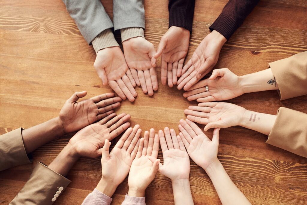 Foto Der Hand Der Leute Oben Auf Holztisch